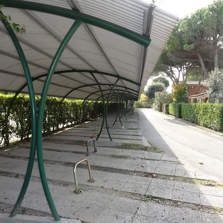 House With Pools And Outdoor Space 别墅
